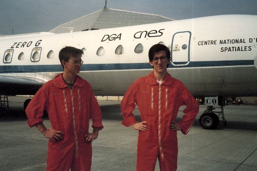 Les participants au projet face à la caravelle O G